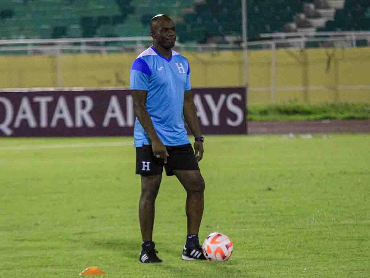 Procedente desde Italia, David Suazo se sumó a la Selección de Honduras ya que es uno de los asistentes de Reinaldo Rueda.