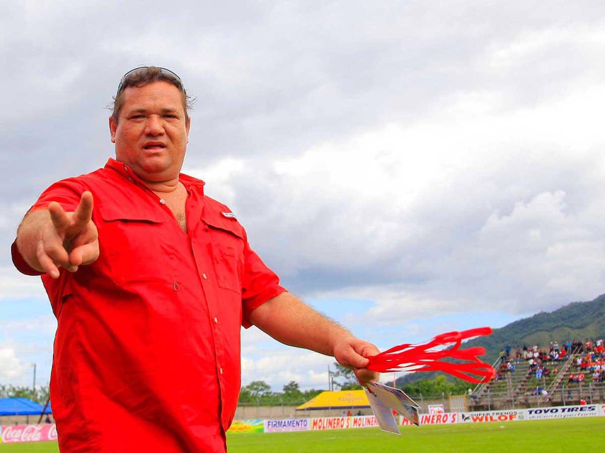 Elencoff siguió atacando con sus palabras a Yanuario Paz: “No seas amarillista. Que no te pese tu sentimiento por Motagua, aquí se sabe todo deja de j...”,señaló el presidente de la Real Sociedad.