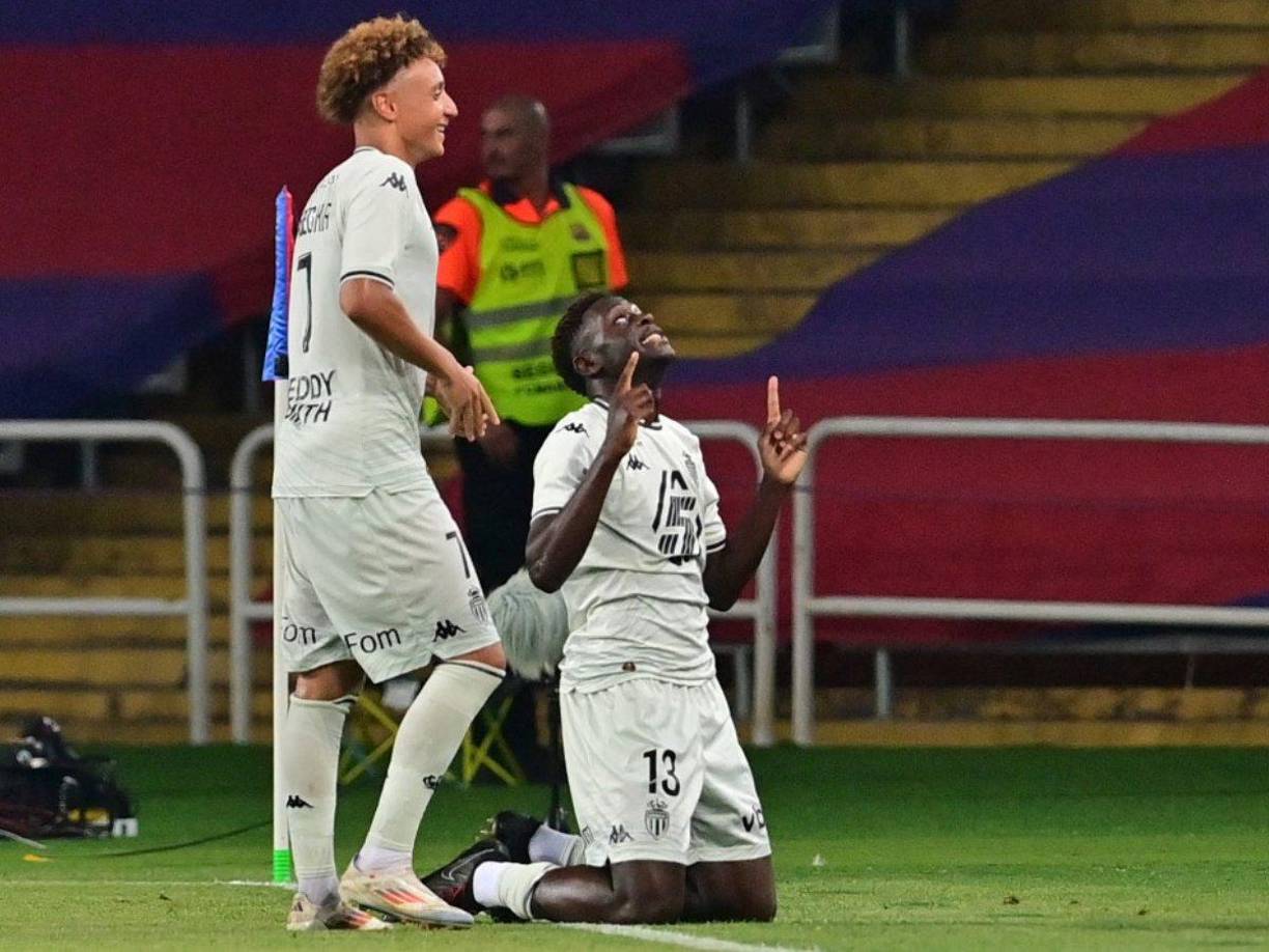 Los monegascos se adelantaron al principio del segundo tiempo gracias al centrocampista Lamine Camara (50), antes de que el suizo Breel Embolo doblase la ventaja (57).