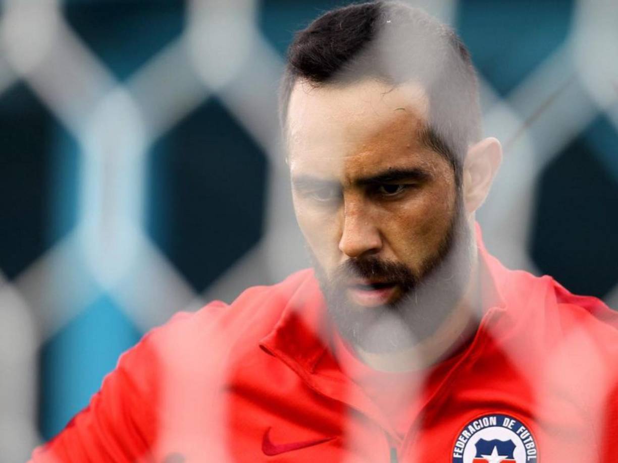 Claudio Bravo: El chileno anunció hace unas semanas atrás su retiro del fútbol, pero esta vez sorprende al informar que analiza volver a las canchas para jugar en el arco del FC Barcelona.