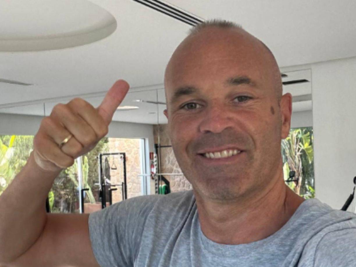 A nivel deportivo, el mediocampista atraviesa una situación complicada porque descendió con el Emirates Club y luego decidió no renovar su contrato. Su sueño es seguir jugando, pero sigue sin recibir ofertas.