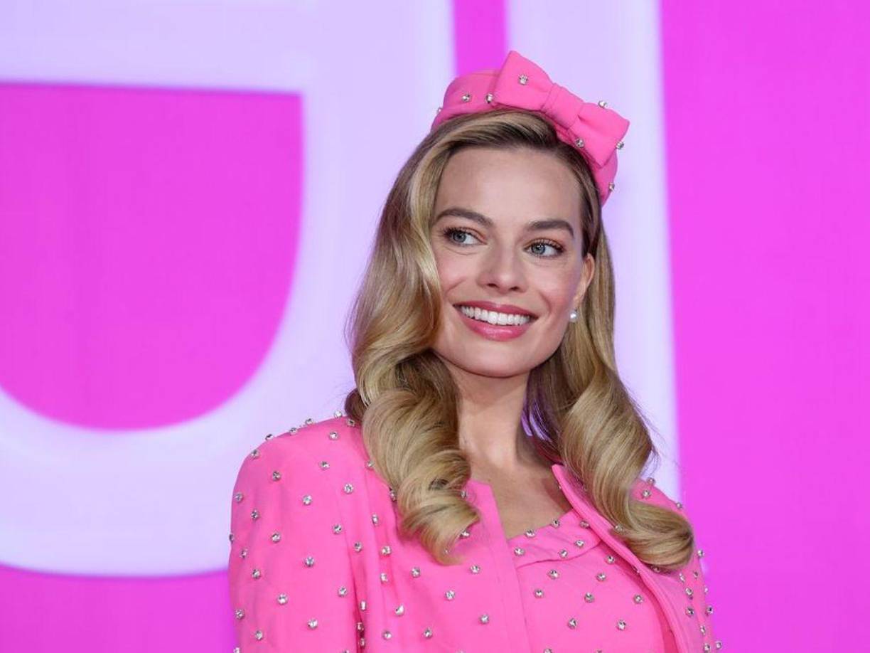 BARBIE: Después de ser expulsada de Barbieland por no ser una muñeca de aspecto perfecto, Barbie parte hacia el mundo humano para encontrar la verdadera felicidad.