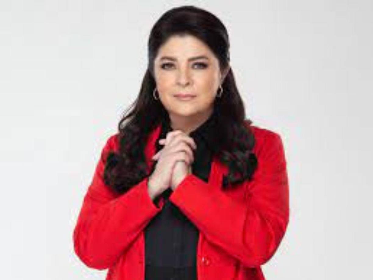 Hace unas horas la prensa captó a la actriz Victoria Ruffo en el Aeropuerto Internacional de la Ciudad de México. Sorprendió a todos verla en una silla de ruedas.