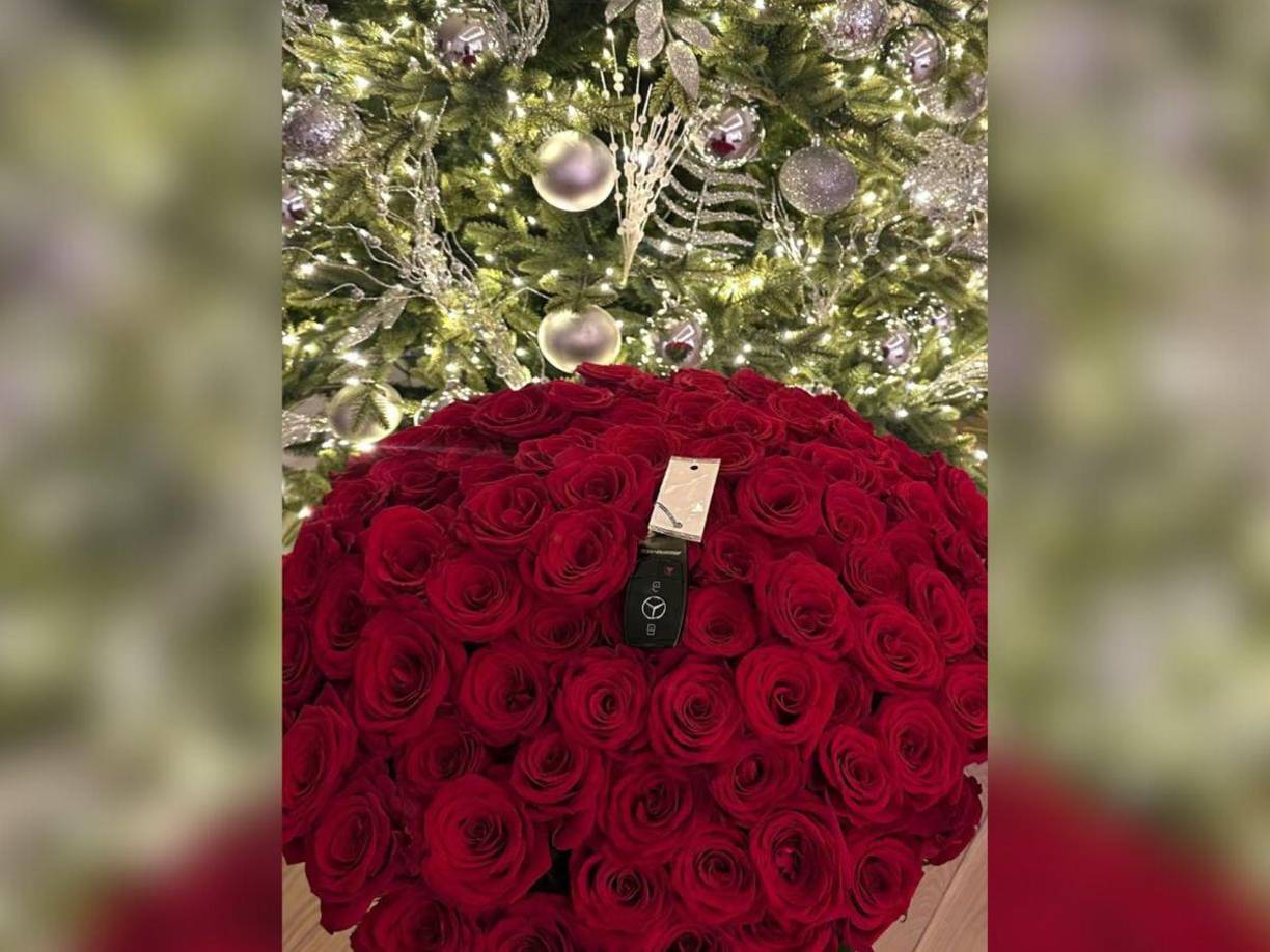 Todo comenzó cuando la joven compartió clips en TikTok mostrando lo que dice son regalos de Nodal: flores, peluches, un iPhone y hasta fajos de billetes. Según ella, estos obsequios son una forma de disculpa del cantante por no poder estar con ella. 