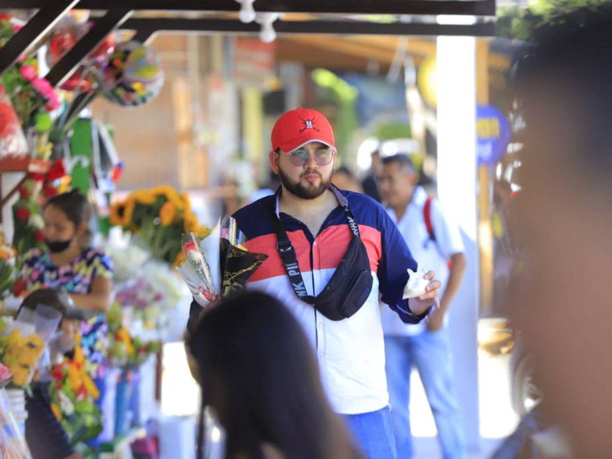 Desde tempranas horas, los hondureños han decidido realizar sus compras, para las mujeres del hogar.
