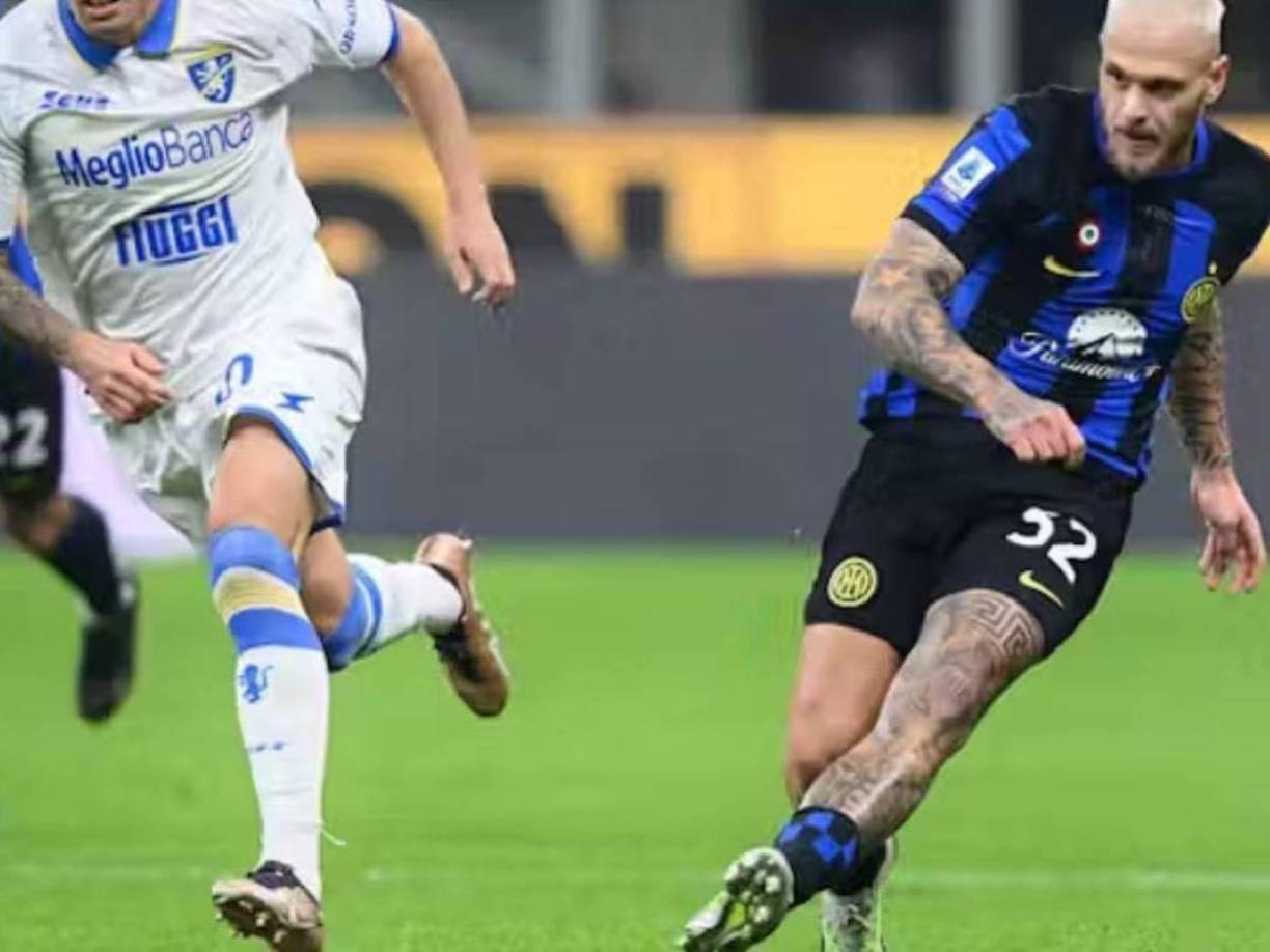 Federico Dimarco - Inter de Milán-Frosinone | 12 de noviembre de 2023. La jugada no parecía tener ningún peligro cuando Dimarco corrió para controlar un pase pegado a la banda izquierda, nada más cruzar la línea medular.