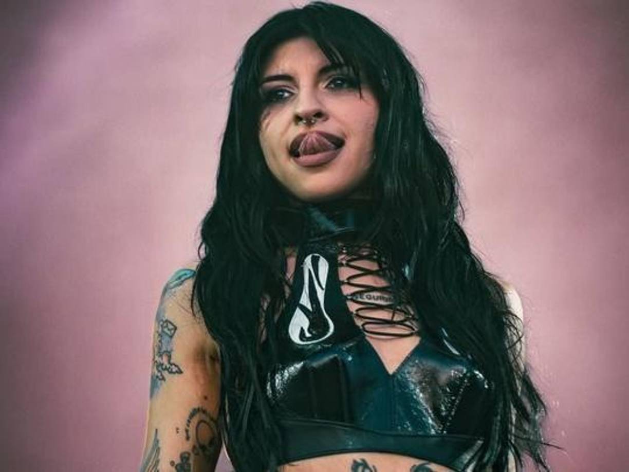 A que no sabías que Cazzu se graduó dos veces de la universidad. Sí, culminó su carrera de Cine, para luego especializarse en Diseño Multimedia. 