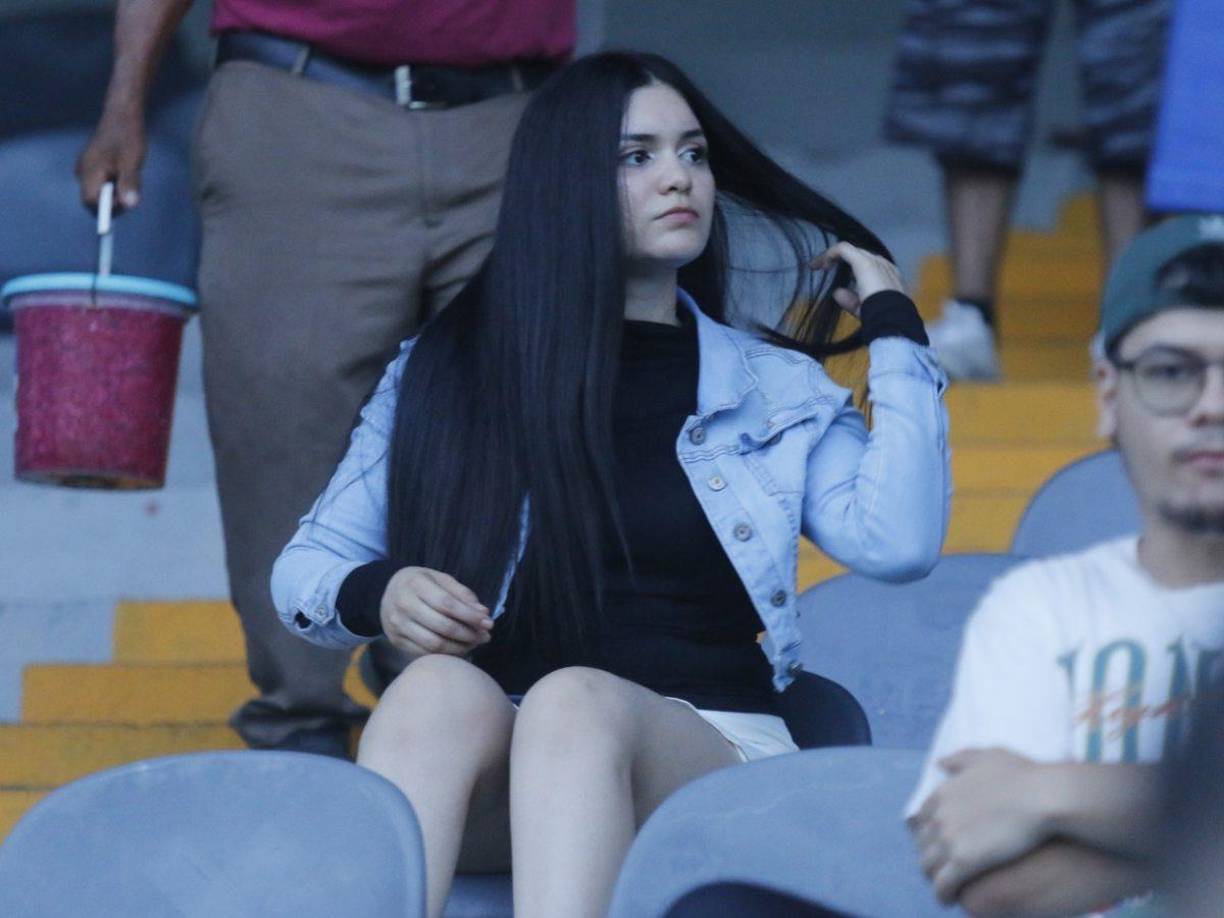 Esta hermosa chica se robó todas las miradas de la afción que llegó al juego Olimpia vs Real Sociedad.