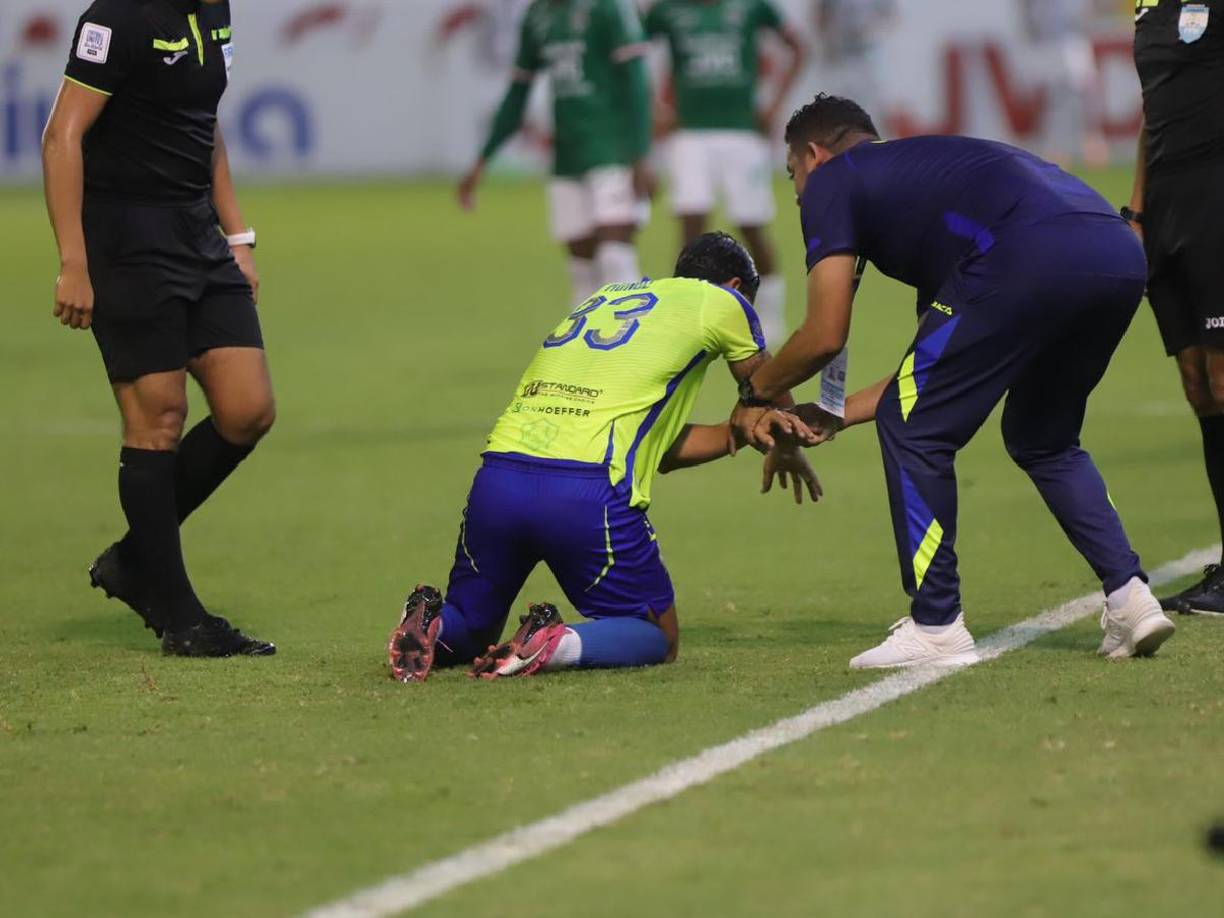El defensor del Olancho FC no aguantó al momento en el que el médico lo atendió.