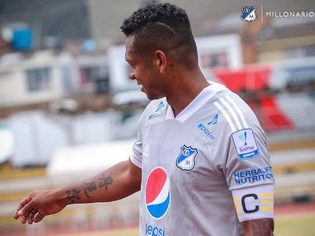 Y fue tras la salida del club colombiano, que días después se vio envuelto en un escándalo de violencia intrafamiliar y posteriormente su adicción al alcohol.