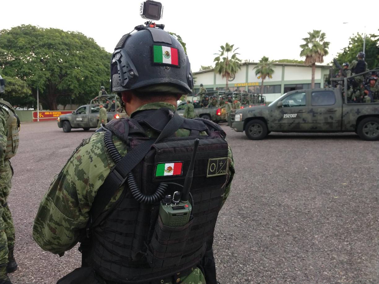Al menos dos militares resultaron lesionados por arma de fuego, tras ser agredidos por personas civiles armadas que participaban en enfrentamientos que se registraron el lunes en Culiacán. 