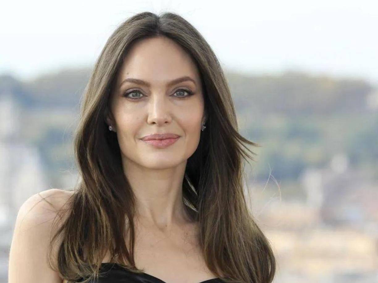 Angelina Jolie: Fue hace 10 años, cuando reveló que una fuerte depresión la llevó a intentar contratar a un sicario para que acabara con su vida, según contó ella misma entonces en una entrevista con IMDB.