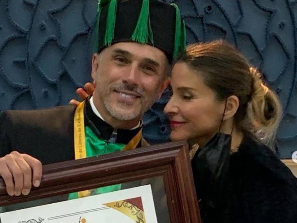 A pesar de su interés por la música y la actuación, Sergio Mayer siguió con sus estudios y terminó su carrera de Administración de empresas en la Universidad Iberoamericana.