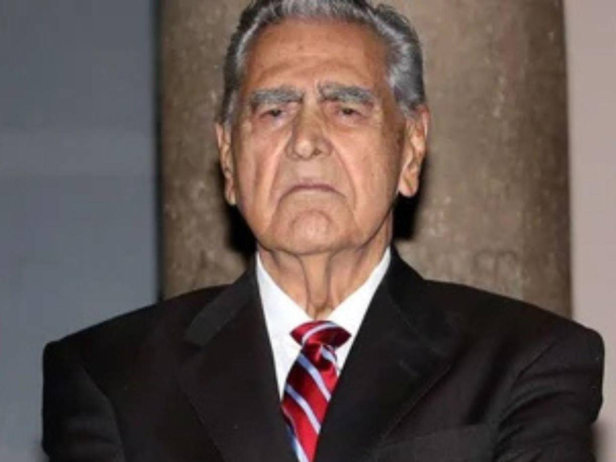 Eric del Castillo dio una noticia que entristeció a la industria de la televisión, el primer actor reveló que padece una enfermedad que le está ocasionando la pérdida de la visión. A sus 90 años de edad se ha mantenido activo en su profesión, recientemente concluyó grabaciones de una telenovela, sin embargo, el padecimiento está limitando la posibilidad de continuar trabajando. 