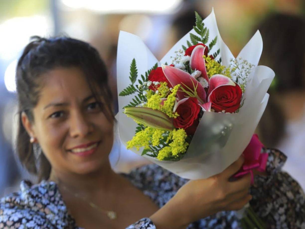 Felicidades, mujer hondureña, que los descomunales desafíos sean oportunidades, porque su fuerza y dignidad van forjando un futuro de éxito, equidad e igualdad de derechos y deberes para la convivencia armónica en justicia y paz.