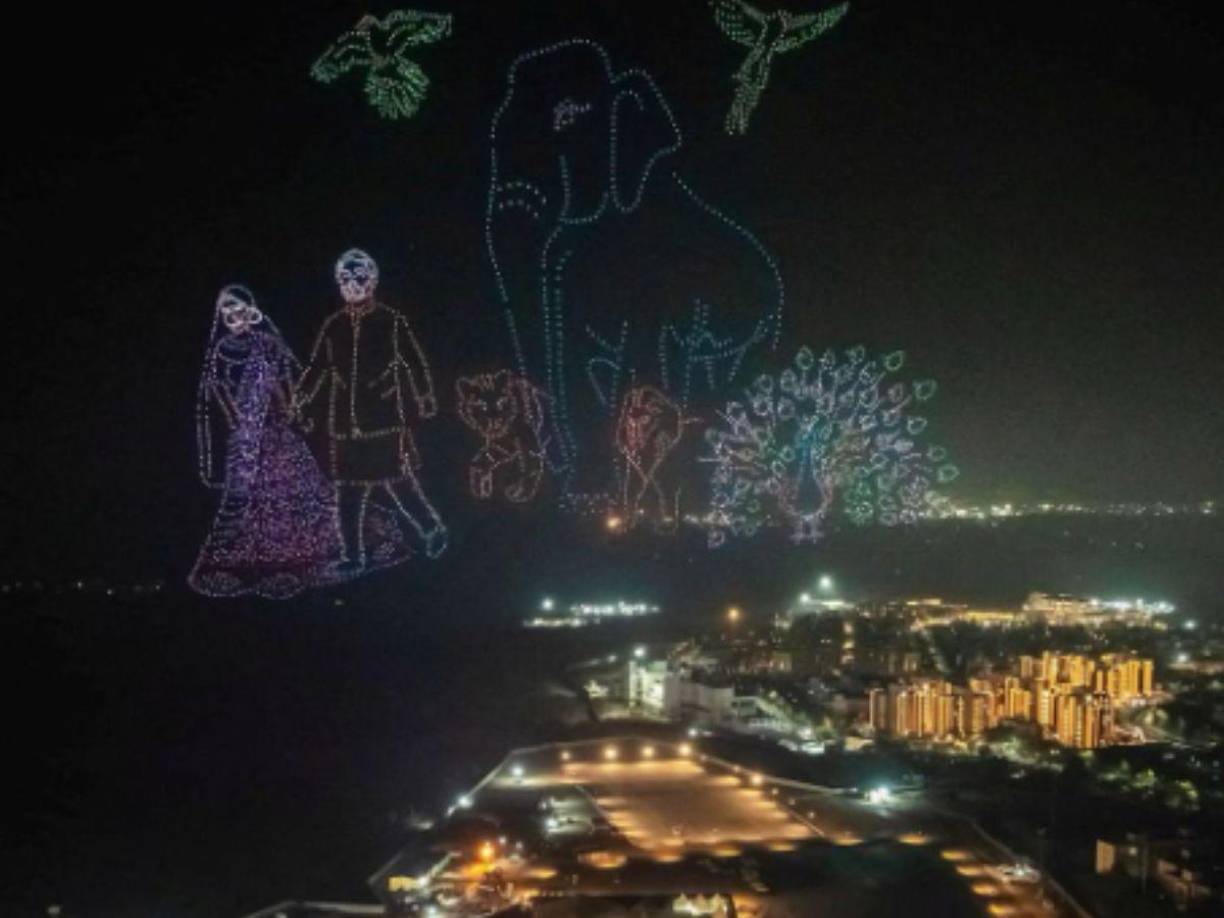 La preboda se destacó por un espectáculo de luces celestial que iluminó el cielo de Gujarat, utilizando cientos de drones para proyectar una imagen colorida representando a los novios y varios animales exóticos, desde pájaros hasta tigres y elefantes.