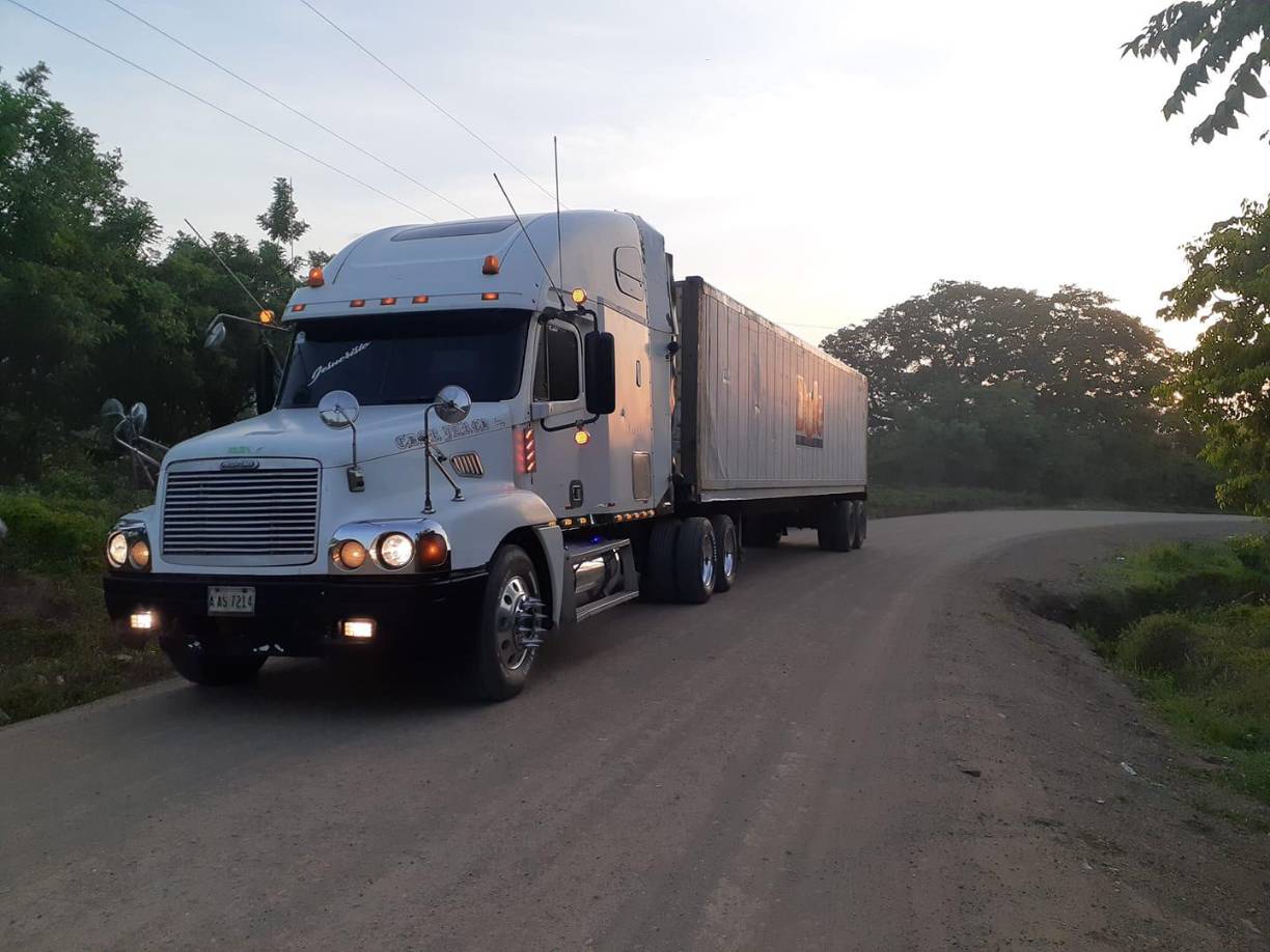Samir se ganaba la vida conduciendo un tráiler y en sus redes sociales publicaba con orgullo las fotografías del vehículo. 