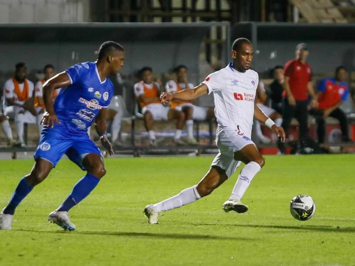 Jerry Bengtson es marcado por Brayan Beckeles, su excompañero en el Olimpia.