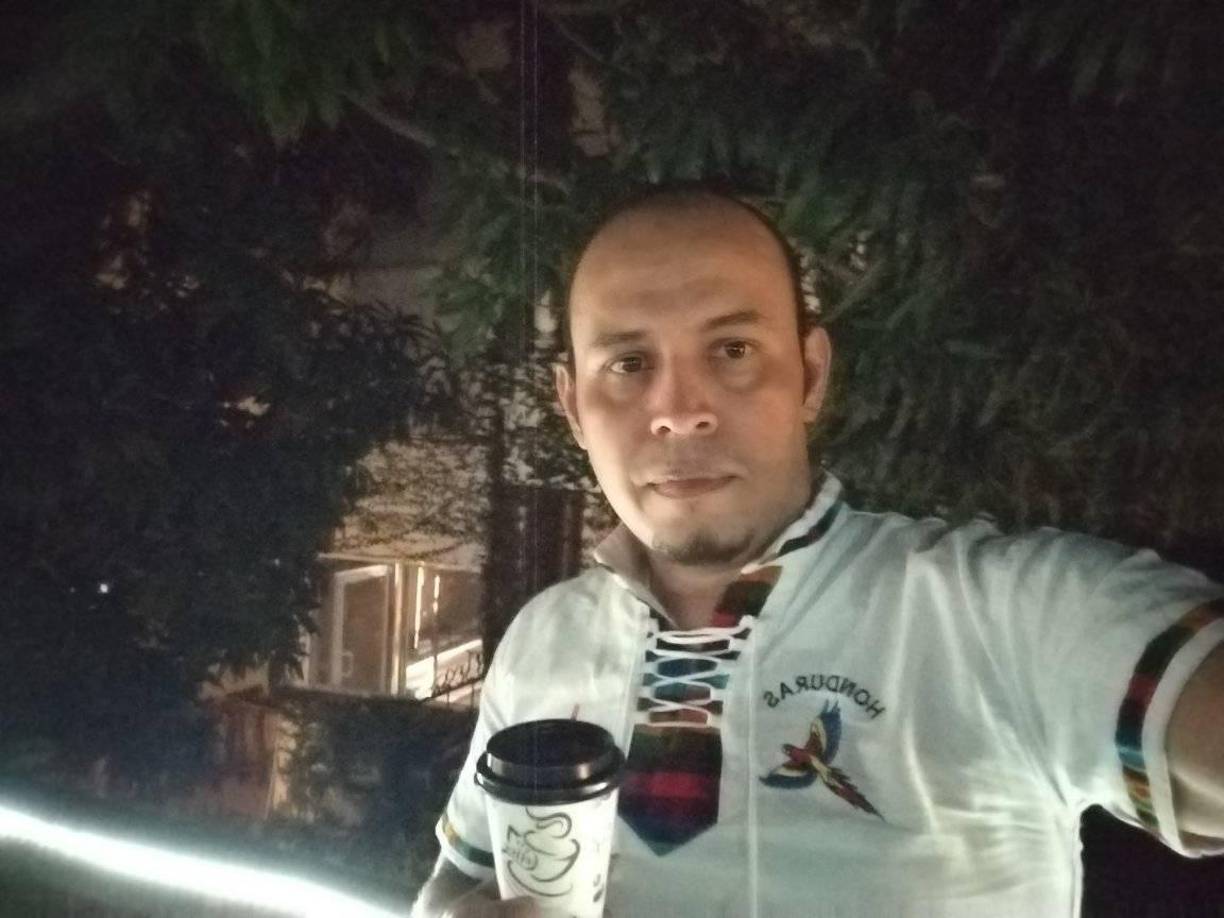 En el momento en que sacaron la supuesta droga y dinero que presuntamente era de la venta de esta, fue llevado nuevamete al carro.