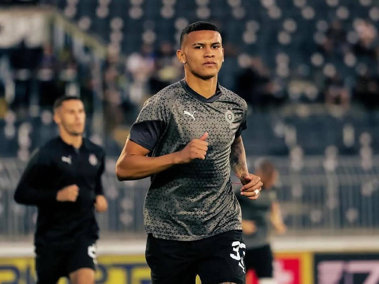 El técnico del Partizán aprovechó y le dio un consejo a Kervin Arriaga: “Debe entender que es un profesional, que juega en un gran club, que le paga el Club, y lo digo a propósito. No toleraré casos así mientras esté aquí. Su comportamiento es inaceptable”.