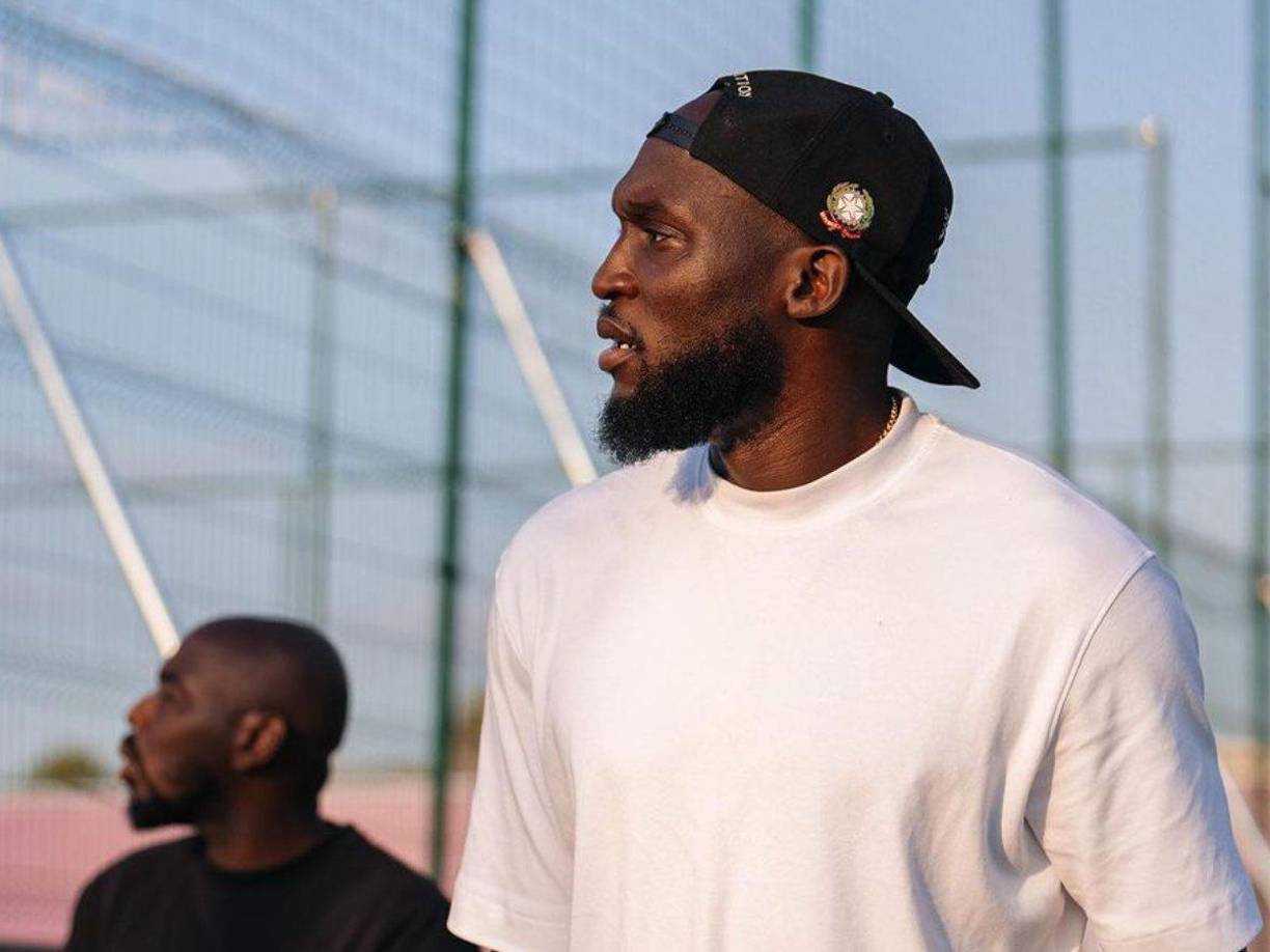 Lukaku está listo para regresar a Italia y pasar el reconocimiendo médico con Napoli. El delantero dejará de forma definitiva el Chelsea, que recibe 30 millones de euros más complementos por su traspaso. Tendrá un contrato hasta 2027 y se reencuentra con el técnico Antonio Conte.