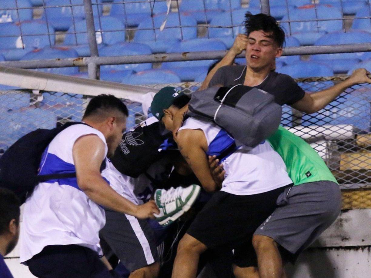 Barristas de los dos clubes se fueron a los golpes.