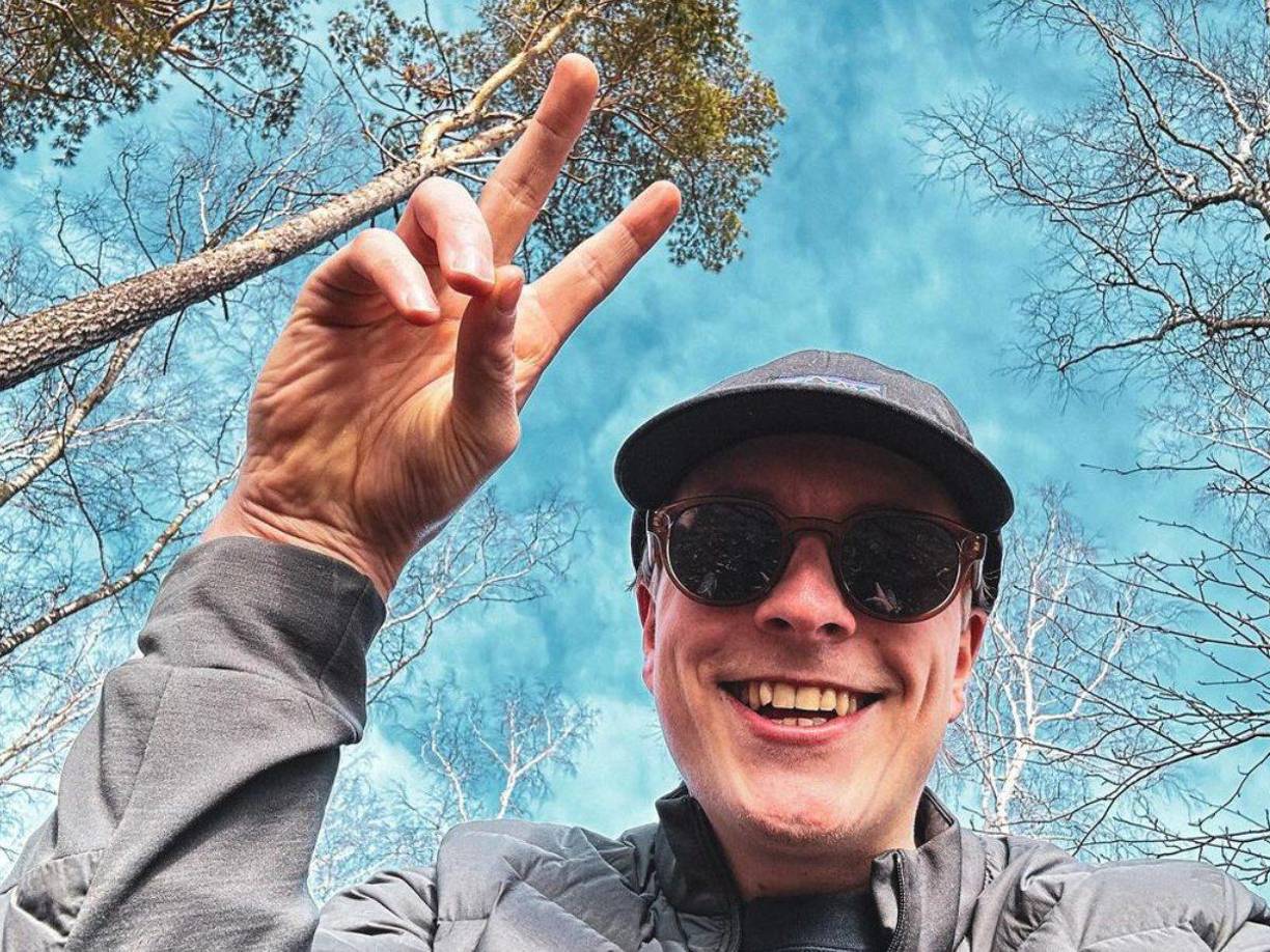 El descubrimiento del cuerpo de Puhakka, según fuentes finlandesas, ocurrió después de que un amigo, preocupado por no poder contactarlo, acudiera a la vivienda.