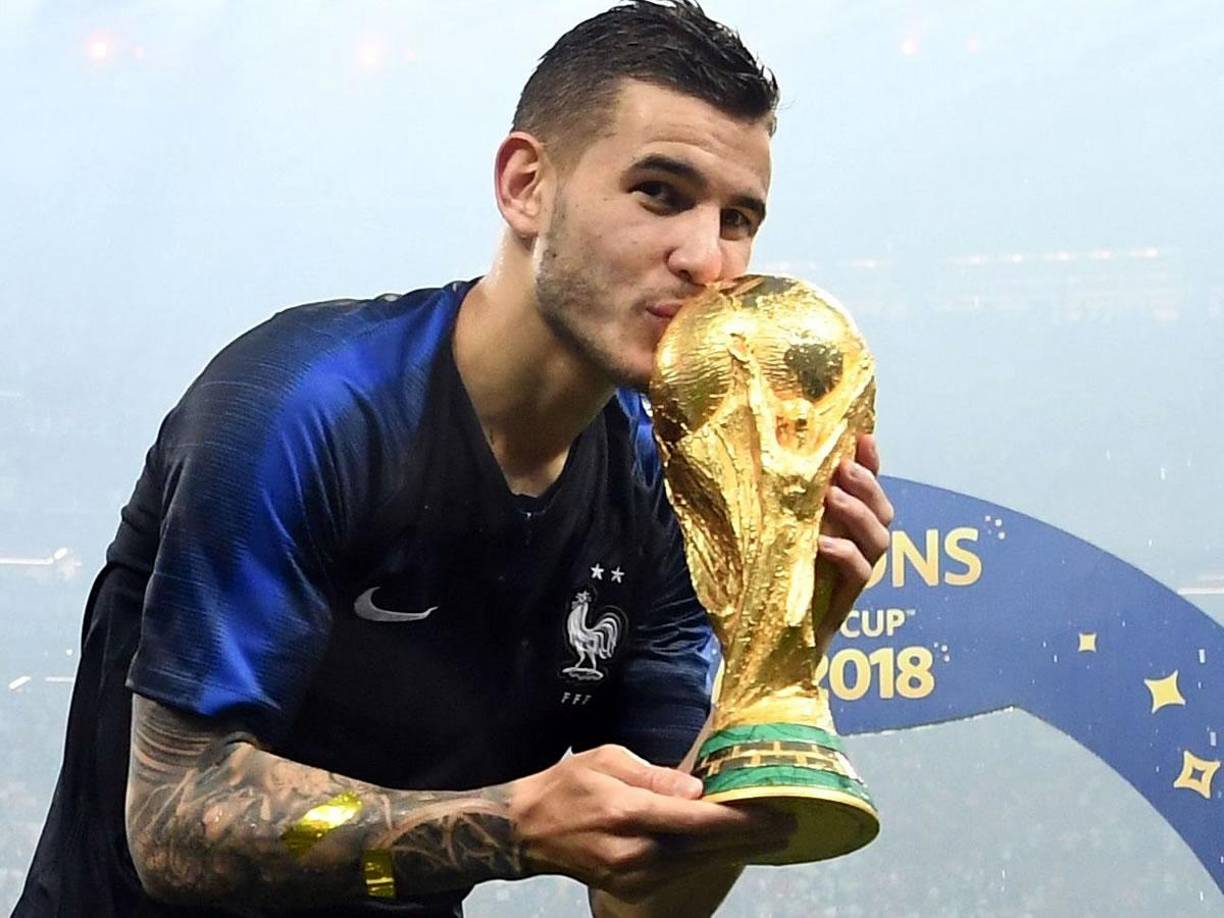 El campeón del mundo con la Selección de Francia en 2018 tuvo una fuerte discusión con su pareja por la que se le condenó el 27 de febrero de 2017 a 31 días de trabajos comunitarios por delitos de maltrato en el ámbito familiar.