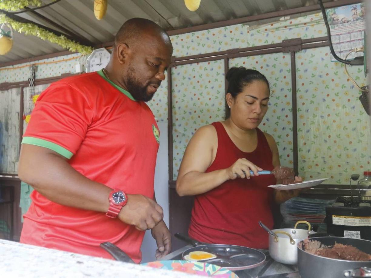 “A partir de la pandemia nos tocó reinventarnos. Le dije a mi esposa que emprendiéramos con el tema de la comida, más a ella que le encanta cocinar”, comenzaba relatandonos.