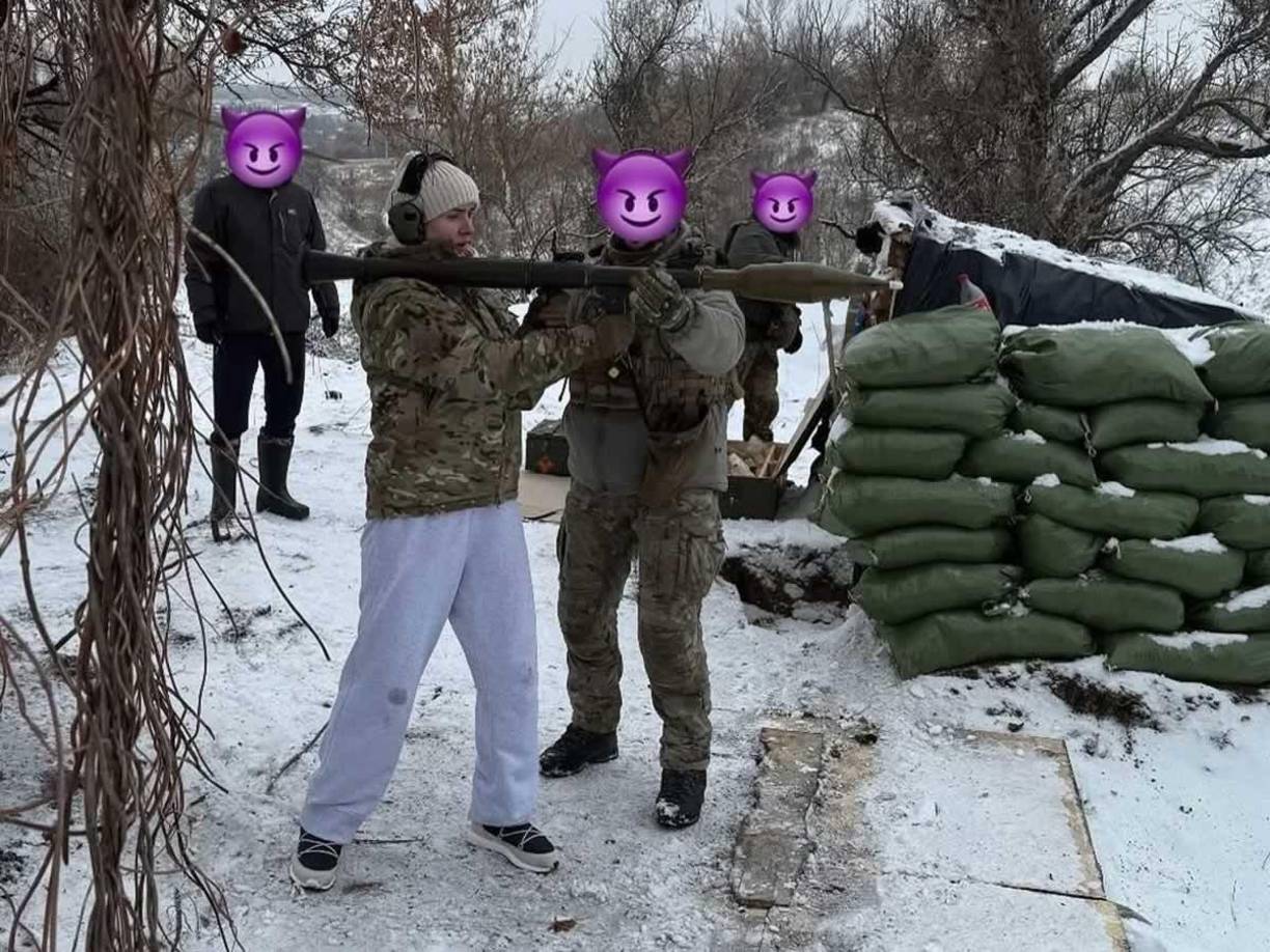 La tenista ucraniana decidió dedicar su tiempo libre a la defensa activa de su país, inmerso en un conflicto bélico con Rusia desde 2022. Svitolina con un lanzacohetes.