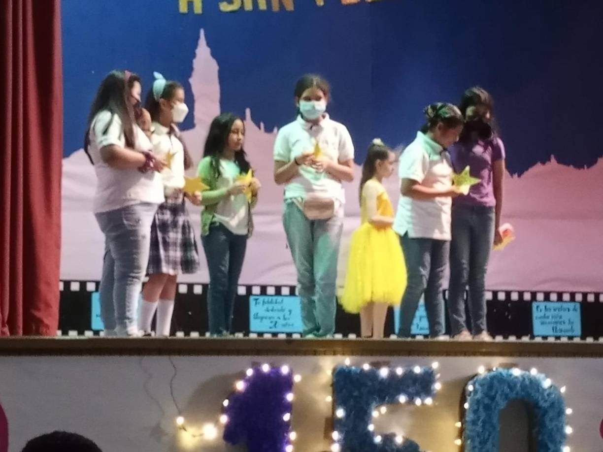 Alumnos de diferentes cursos se prepararon para presentar la obra de teatro “Caminando con María”, obra que representaba la expansión de las FMA por el mundo.