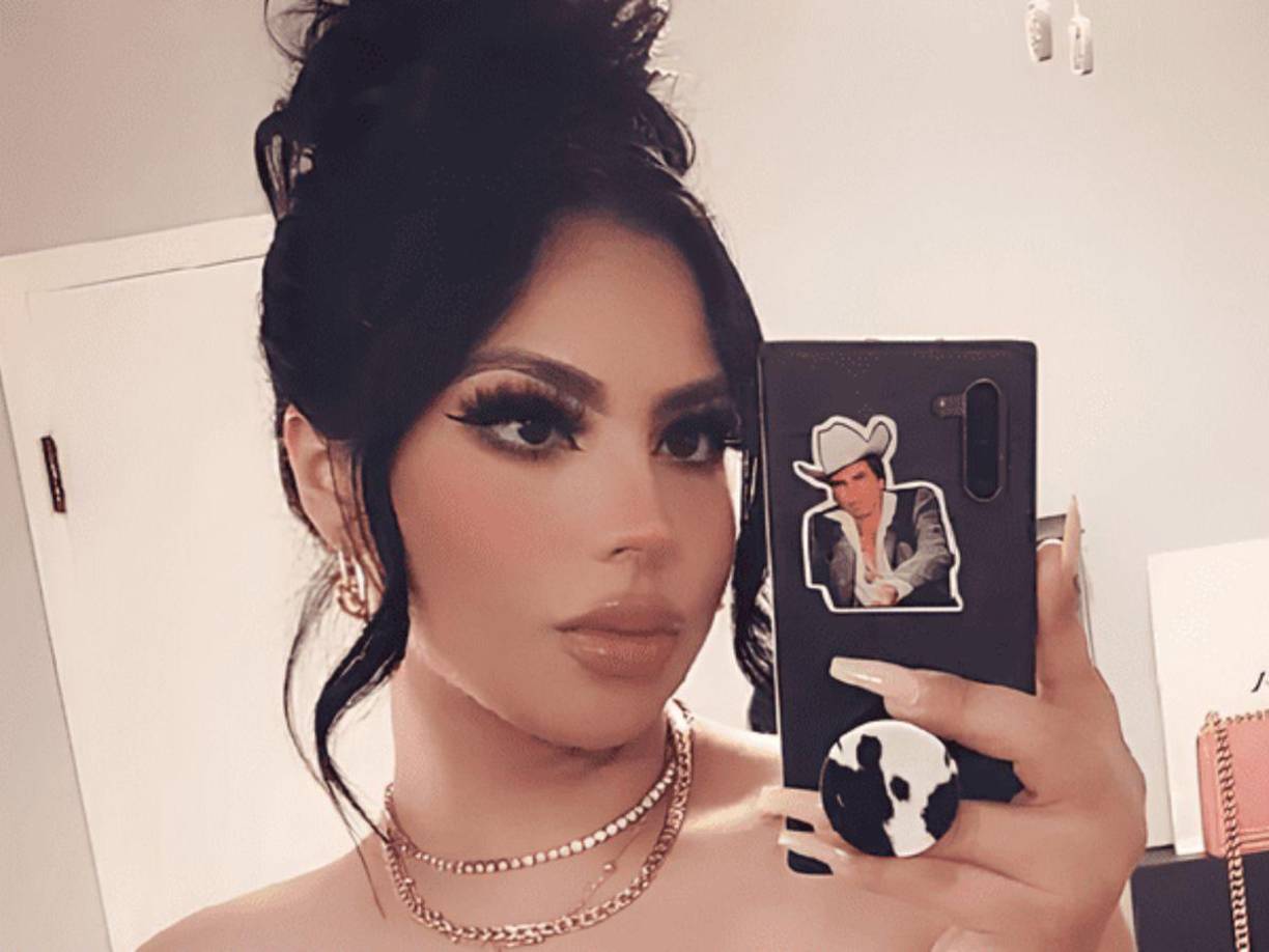 Cynthia Sánchez, hija del fallecido cantante Chalino Sánchez sigue dando de qué hablar en redes sociales, pues a partir de que sus cuentas se hicieran famosas y que siguen sumando seguidores ahora dio a conocer imágenes exclusivas en las que aparece su famoso padre tal y como casi nunca se dejó ver
