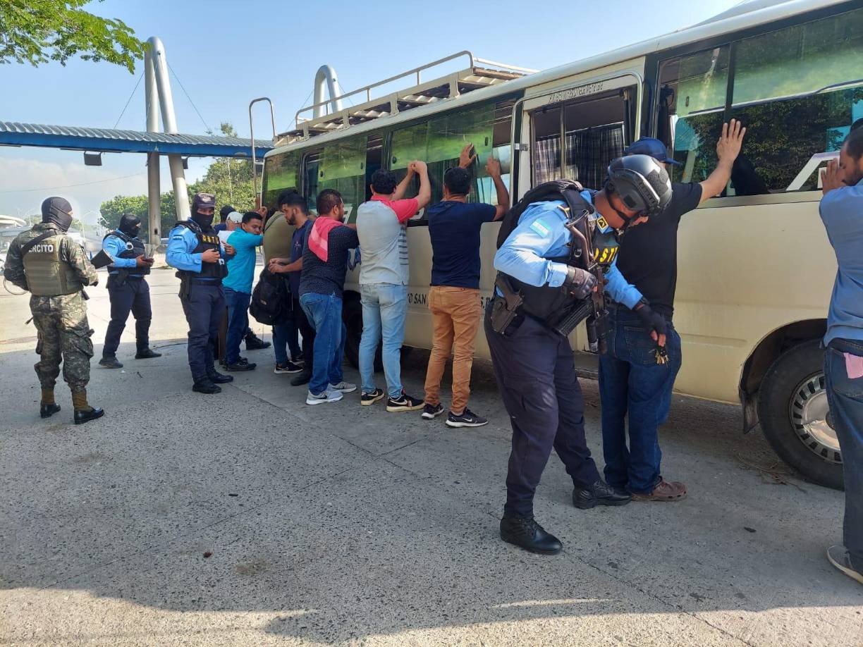 Posteriormente, los agentes revisan bolsas, de pantalones, camisas y hasta mochilas en busca de drogas o armas.