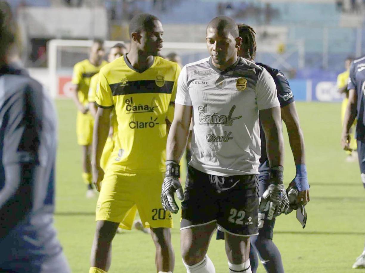 Luis ‘Buba‘ López se marchó cabizbajo y triste por la eliminación del Real España en semifinales.