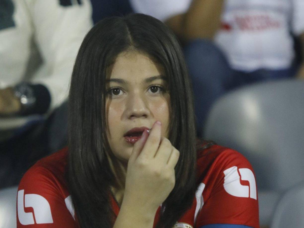 Bellas chicas cautivaron en las graderías.