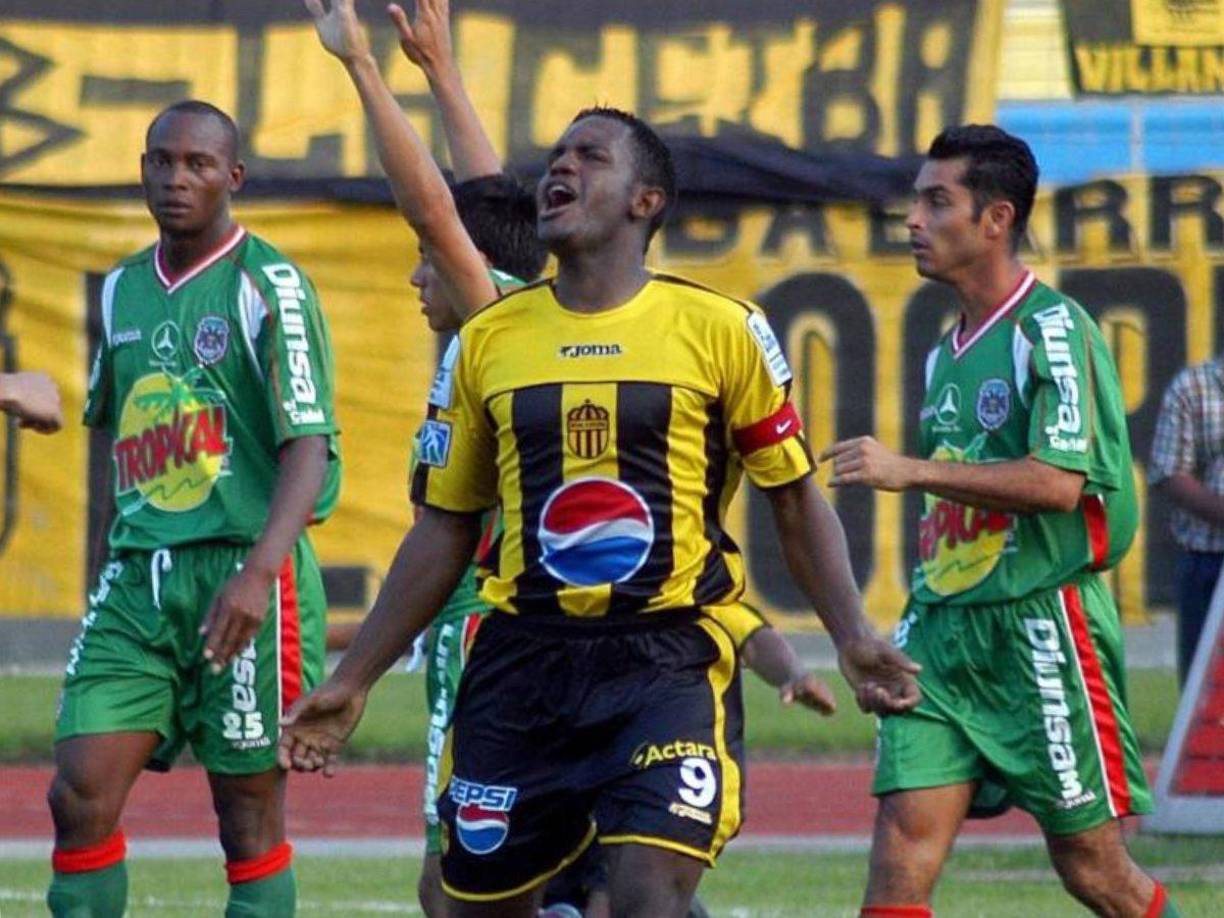 En el 2002 fue fichado por el Real España donde de inmediato dejó su marca goleadora en la Liga Nacional de Honduras anotando 47 goles. Pero su salida fue polémica.