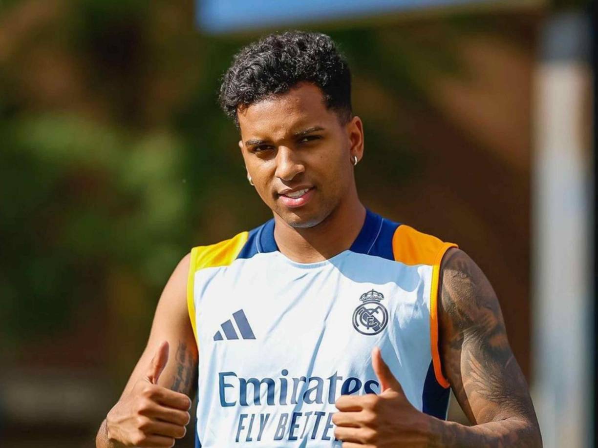 El Manchester City sigue pendiente de la situación de Rodrygo en el Real Madrid, quien con la llegada de Mbappé puede dejar de jugar minutos importantes, especialmente en Champions. Se especula con que el club blanco aceptaría una oferta de unos 150 millones por el extremo brasileño de 23 años , mientras que los sky blue estarían dispuestos a ofrecer hasta 170