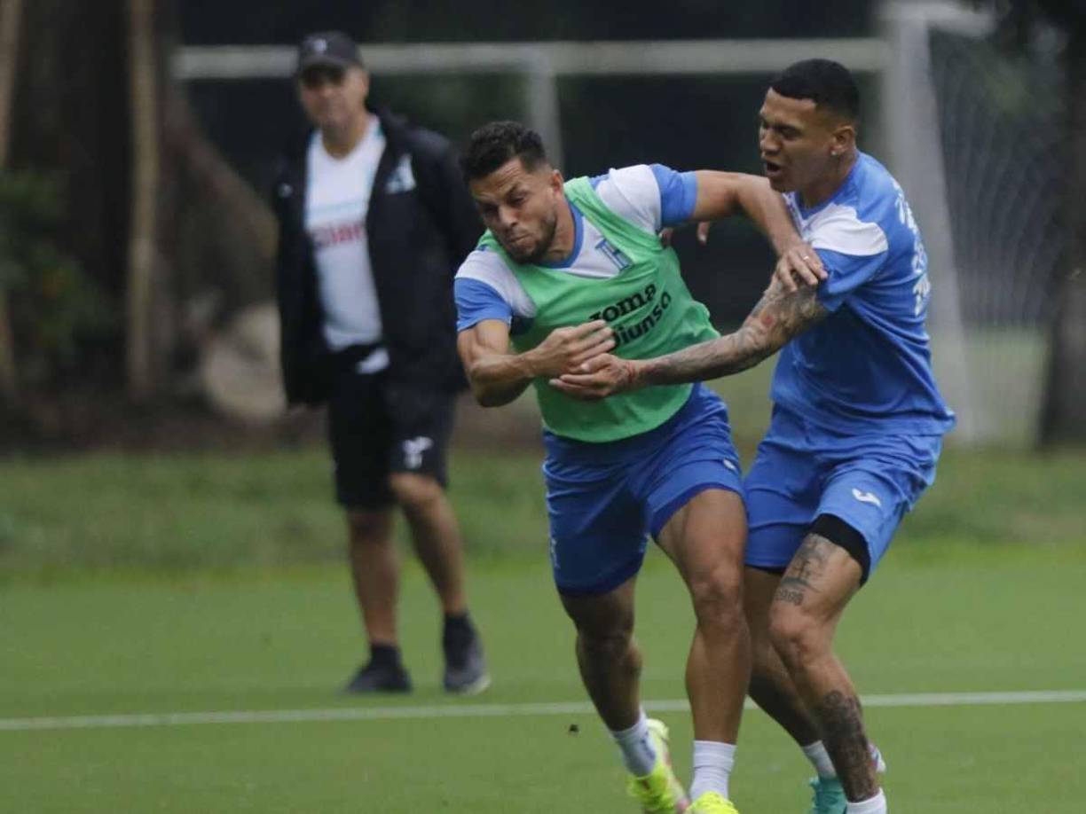 Marcelo Santos y Kervin en la disputa del balón en una acción que terminó en susto en la práctica de la Bicolor. 