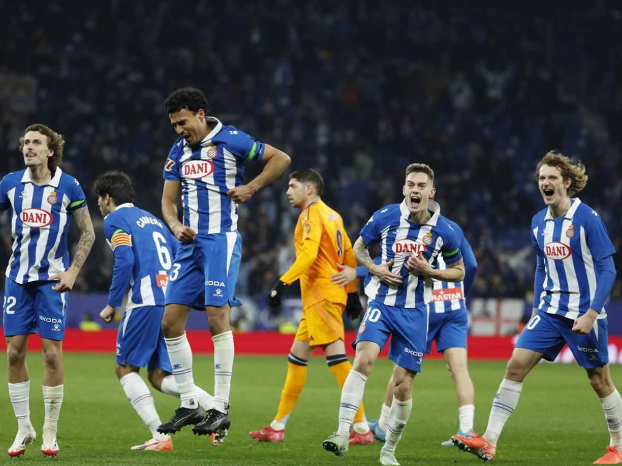 Los jugadores del Espanyol celebran al final del partido la victoria contra el Real Madrid.