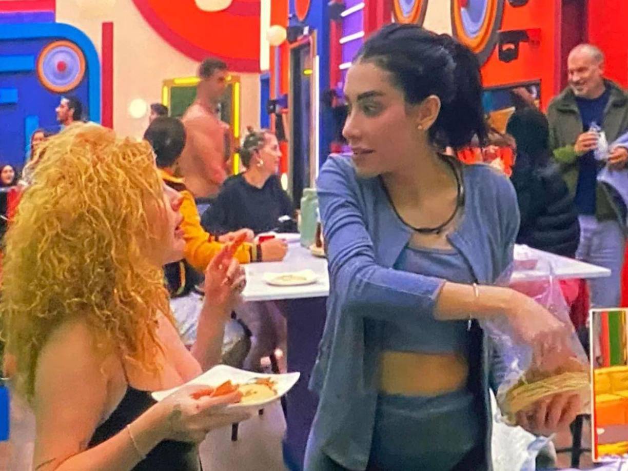 La Gala de Eliminación de “La Casa de los Famosos México” se transmite todos los domingos en punto de las 20:30 horas. La conducción está a cargo de Galilea Montijo, quien será le encargada de revelar el resultado de las votaciones y la identidad del eliminado.