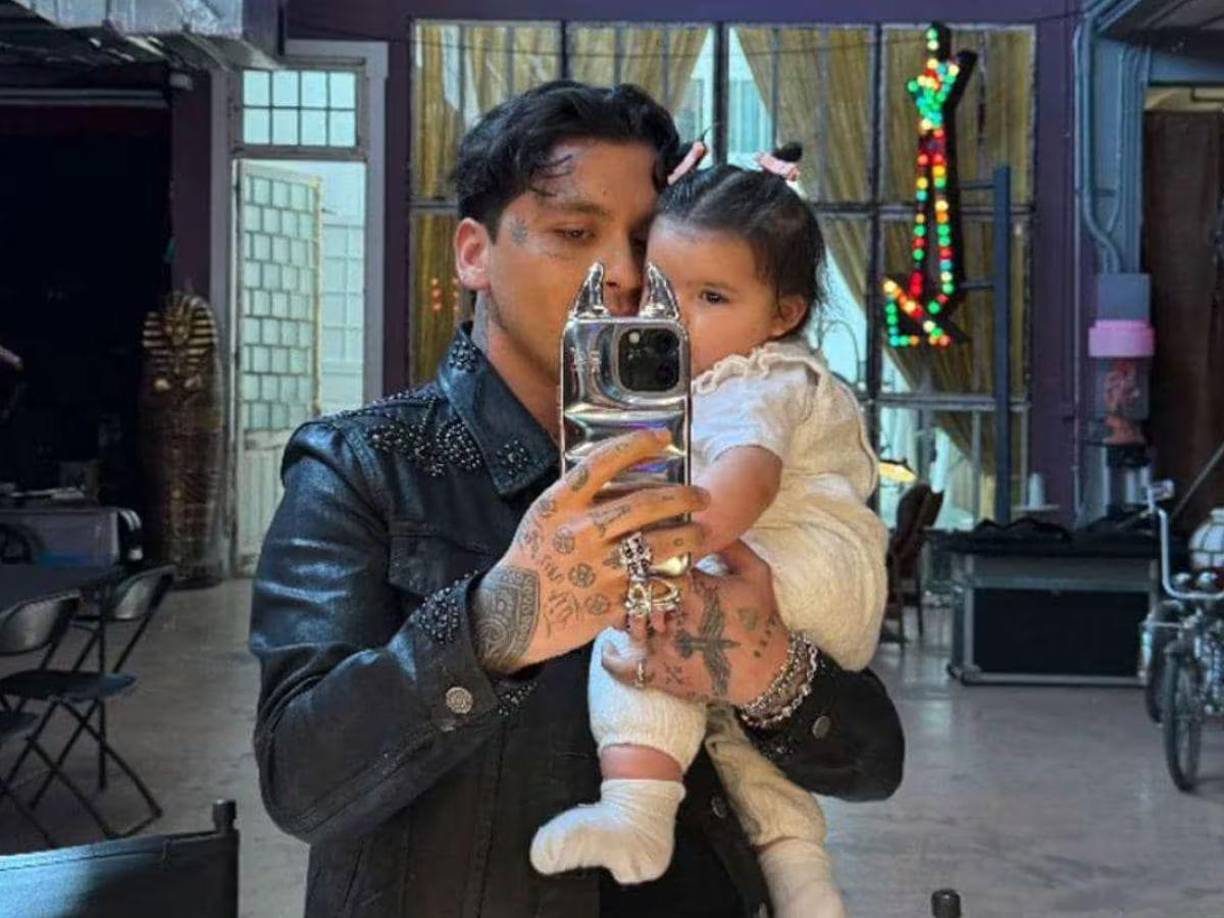 Los ojos de los seguidores de esta trama se volcaron sobre Nodal, para ver si se hacía presente en la fiesta de su hija