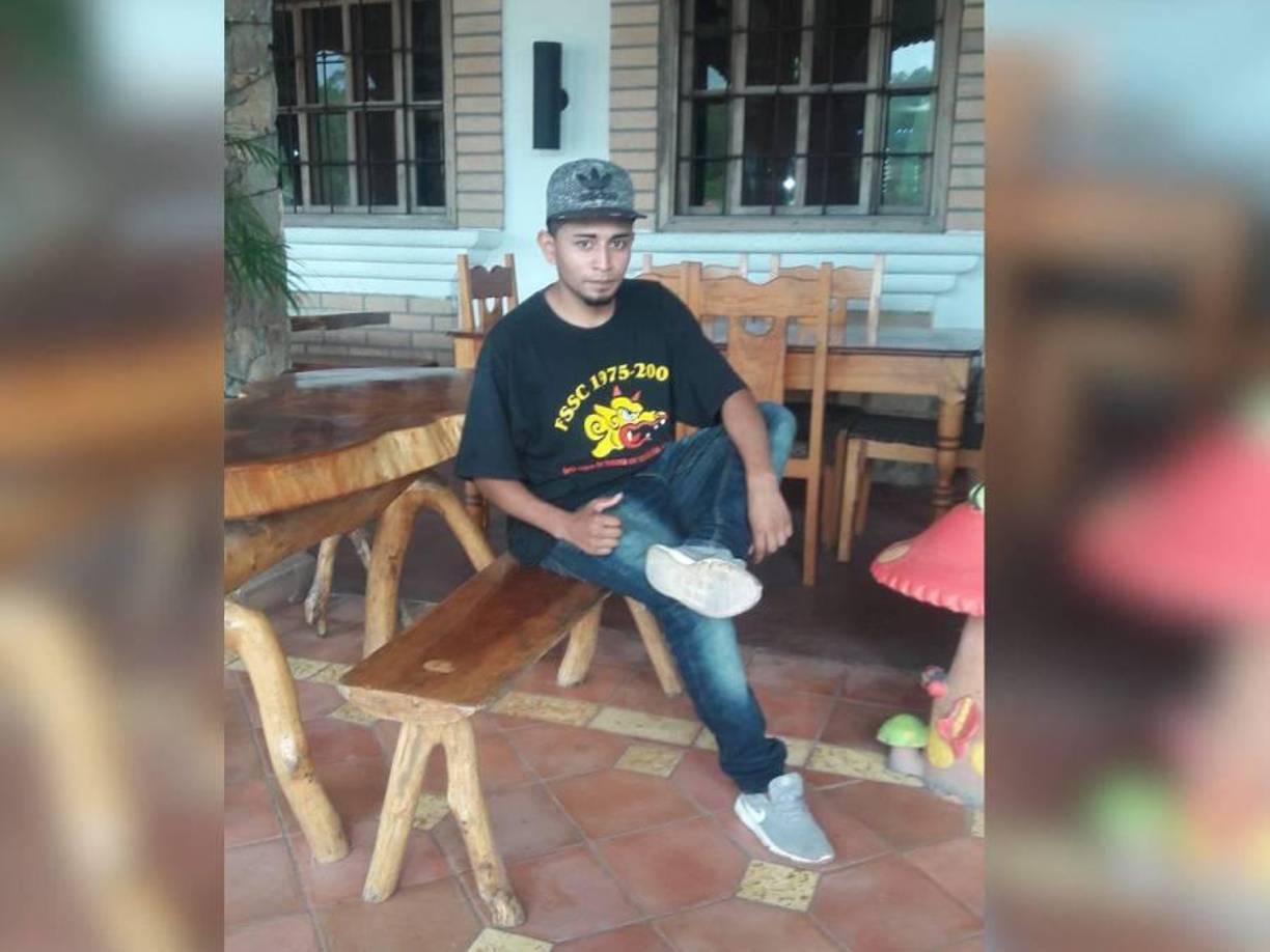 Jairo y los demás creyeron que se trataba de una amenaza sin sentido, por lo que hicieron caso omiso y siguieron manipulando los explosivos cerca de donde se encontraba el atacante.