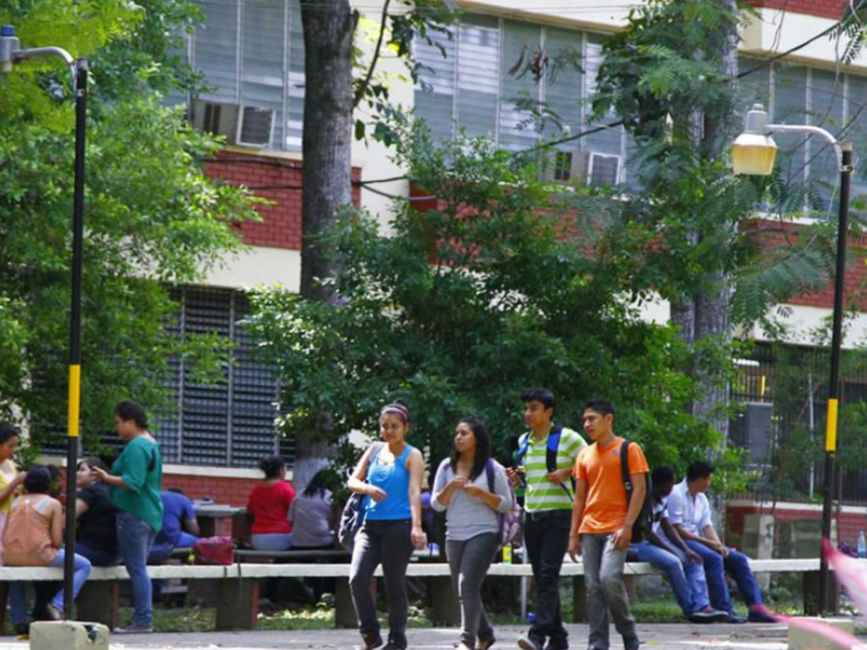 Una vez aprobadas todas las clases de su plan de estudios y finalizado su período de práctica profesional debe seguir estos pasos para graduarse. 