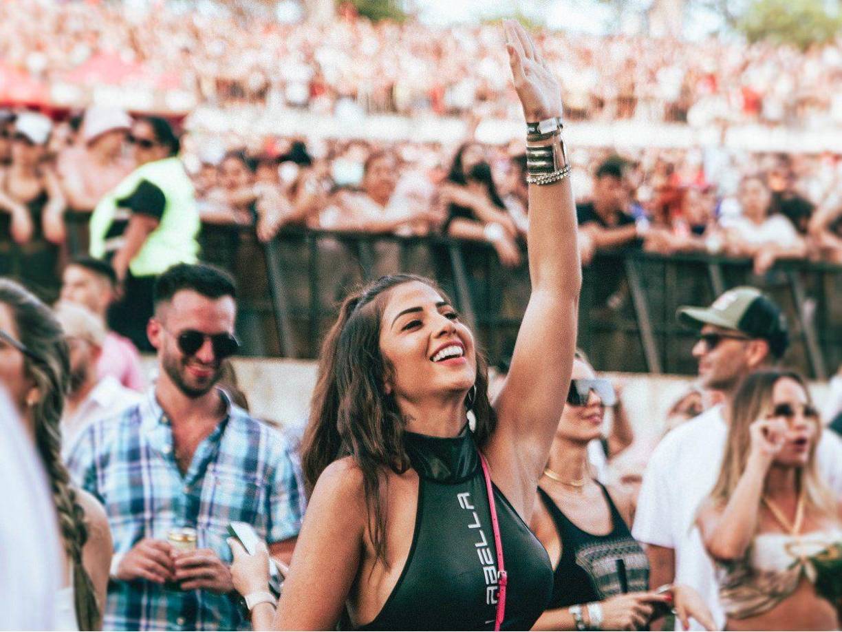 Cristina ‘Vita’ Aranda, esposa del futbolista paraguayo Iván Torres, murió durante un tiroteo en un festival musical la noche del domingo que reunió a unas 7,000 personas en San Bernardino, a 48 km de Asunción, un caso que ha causado conmoción en Paraguay.