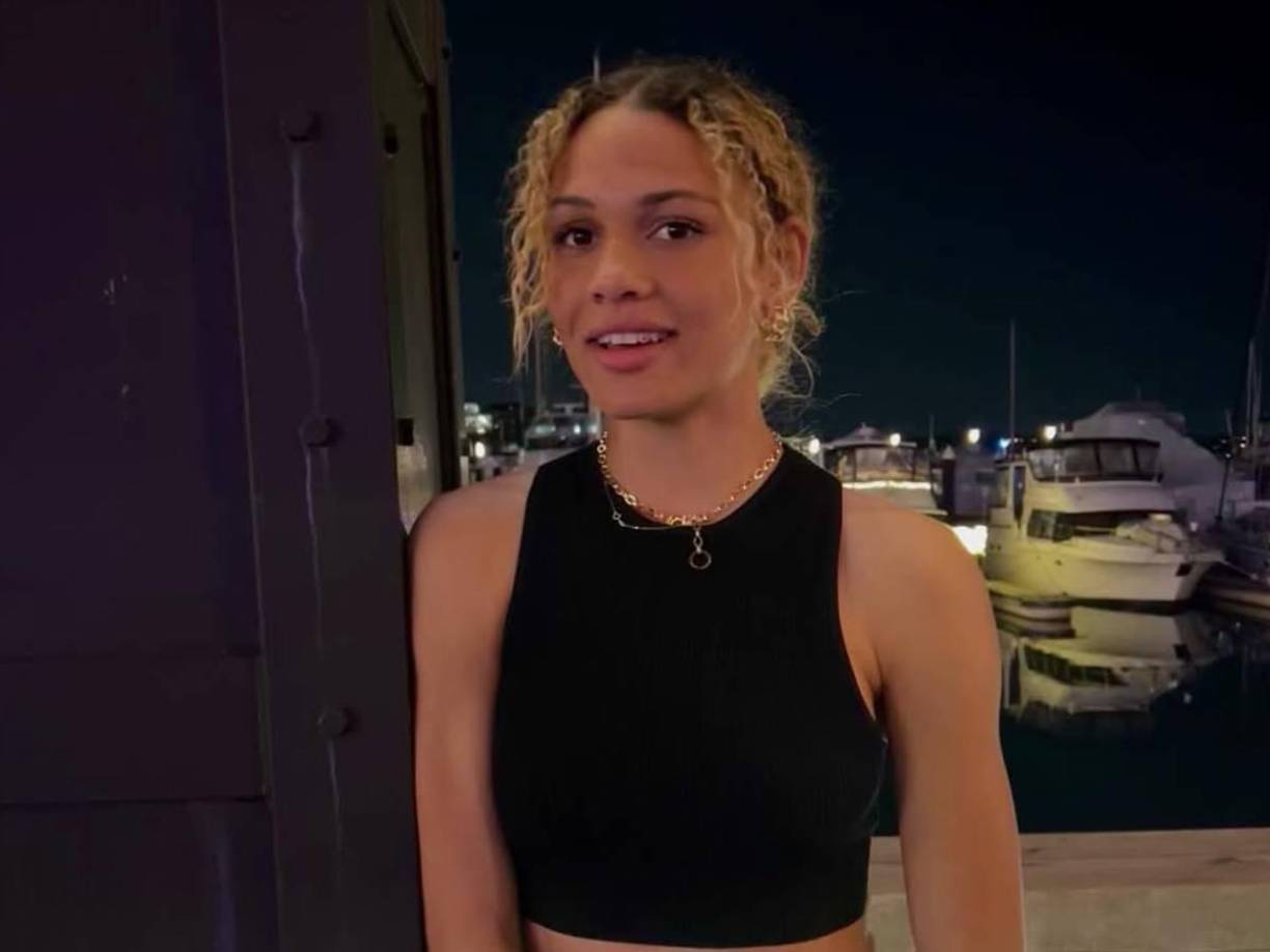 “Teníamos una Ford Expedition y vivimos en ella durante un tiempo. Antes de que se divorciara, mi padre ayudaba económicamente. De hecho, le daba dinero a mi mare y nos dejaba vivir un poco la vida, pero cuando se produjo el divorcio fue como: ‘Que se jodan, chicos’”, relató.