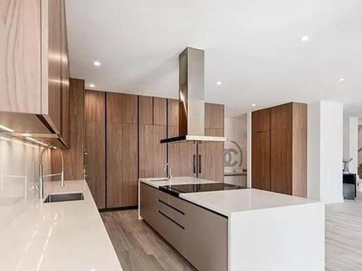 El área de cocina de la casa de Lionel Messi que decidió comprar en Estados Unidos. 