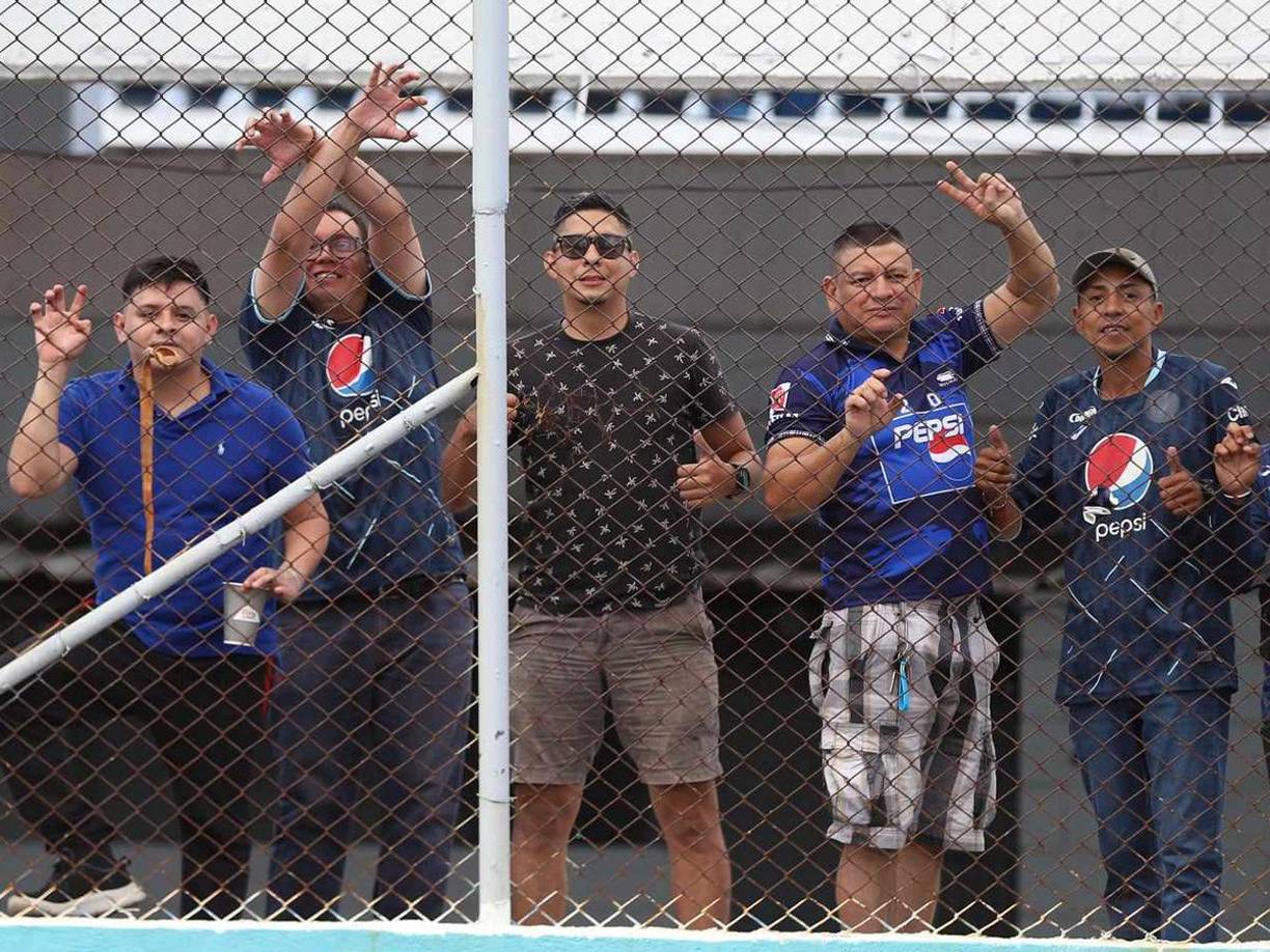 Aficionados del Motagua llegaron al sector de sol norte. 