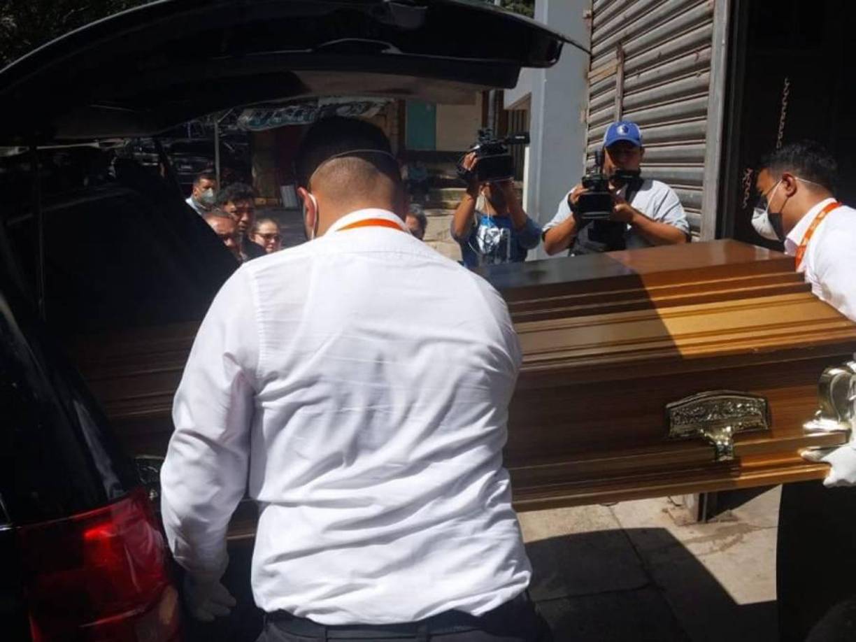 La esposa del abogado aseguró que individuos entraron a su vivienda y le dispararon al profesional del Derecho; otra versión establece que el amante de la mujer lo mató