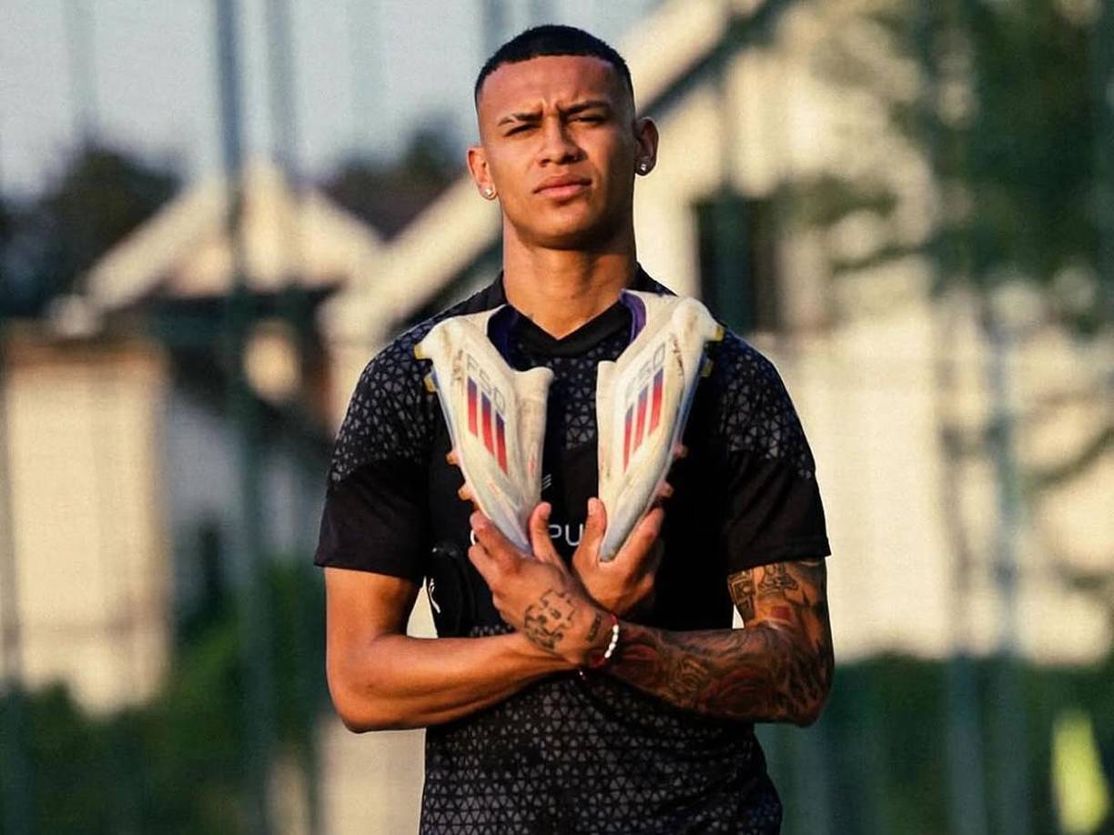 La controversia ha llegado hasta el volante, quien habría mostrado su descontento con el club, después de recibir sólo la mitad de su salario.