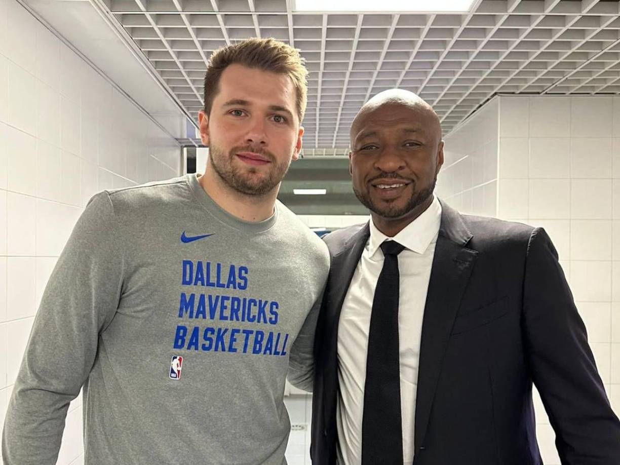 El catracho Walter Rusell ha compartido con estrellas del baloncesto. En la imagen con el esloveno Luka Dončić .